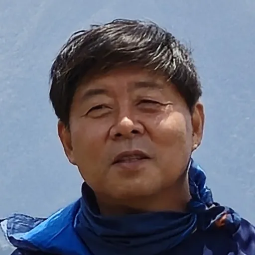 사파 판시판 능선을 배경으로 앉아 있는 현오투어 대표 권태화